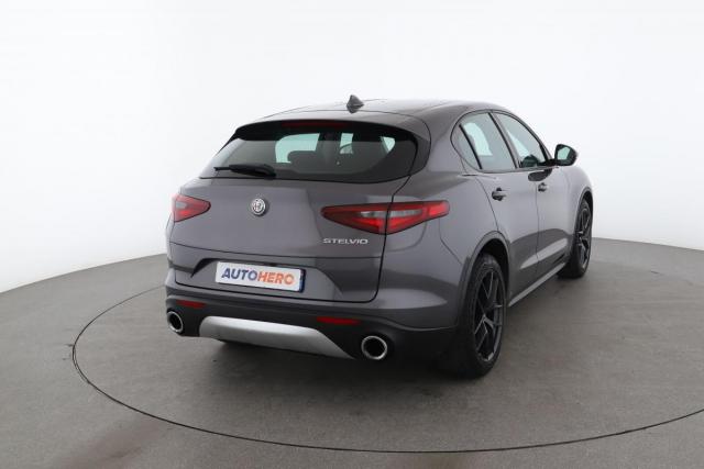 Alfa Romeo Stelvio image 4
