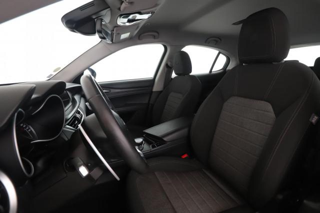 Alfa Romeo Stelvio image 2