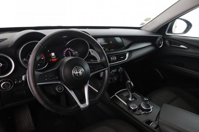 Alfa Romeo Stelvio image 7