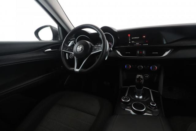 Alfa Romeo Stelvio image 8