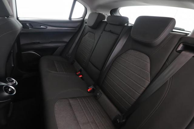 Alfa Romeo Stelvio image 9