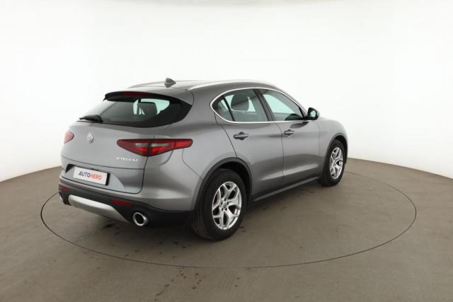 Alfa Romeo Stelvio image 5