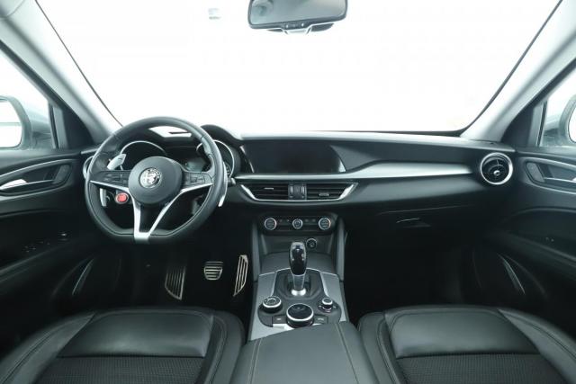 Alfa Romeo Stelvio image 8