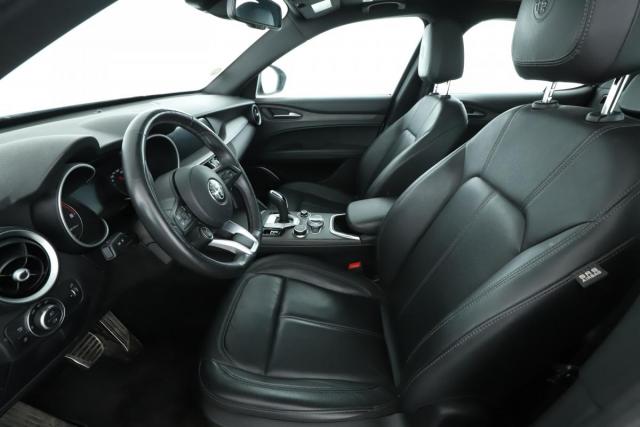 Alfa Romeo Stelvio image 7