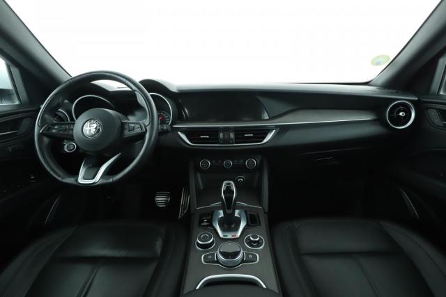 Alfa Romeo Stelvio image 8