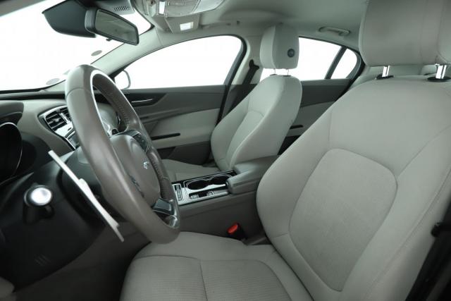 Jaguar Xe image 5