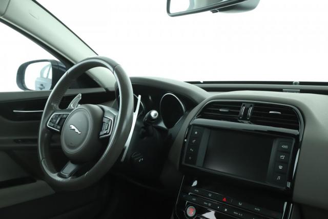 Jaguar Xe image 6