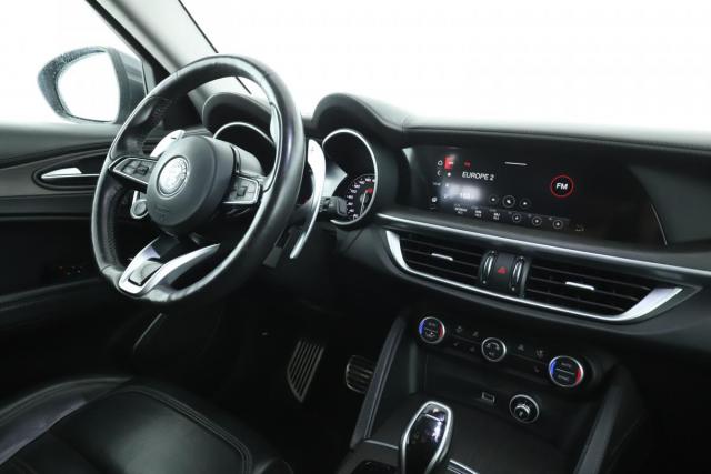 Alfa Romeo Stelvio image 2