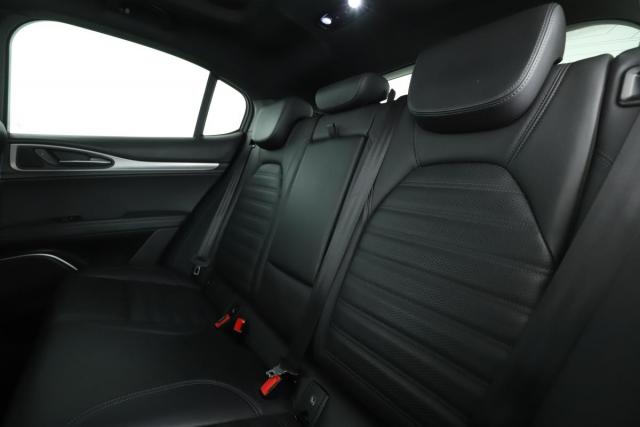 Alfa Romeo Stelvio image 7