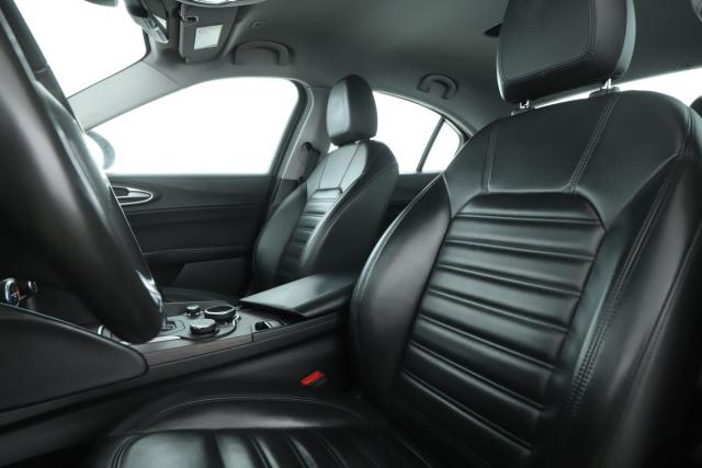 Alfa Romeo Giulia image 4