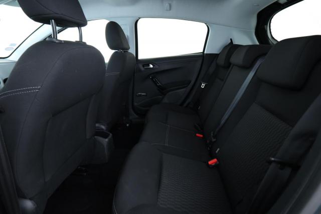 Peugeot 208 image 8