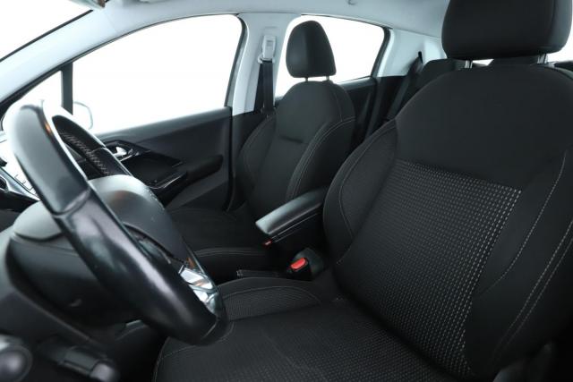 Peugeot 208 image 6