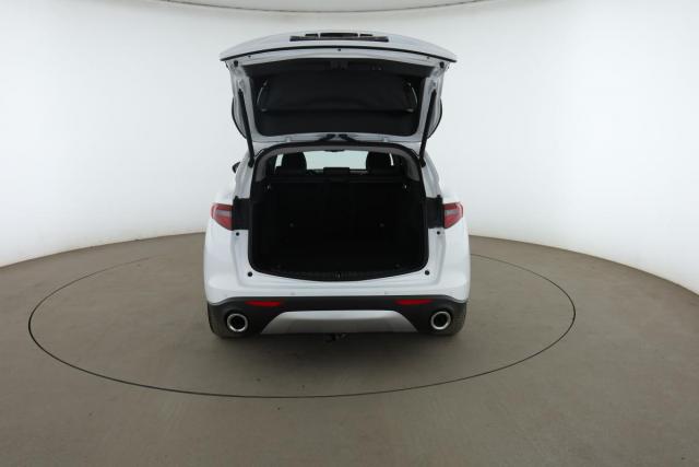 Alfa Romeo Stelvio image 8