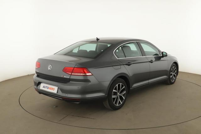 Volkswagen Passat image 1