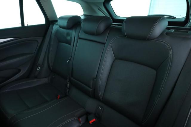 Opel Insignia Sports Tourer image 3