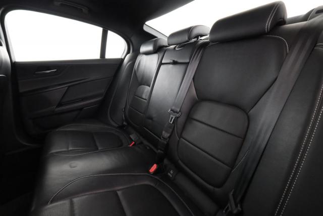 Jaguar Xe image 4