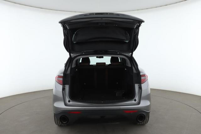 Alfa Romeo Stelvio image 8