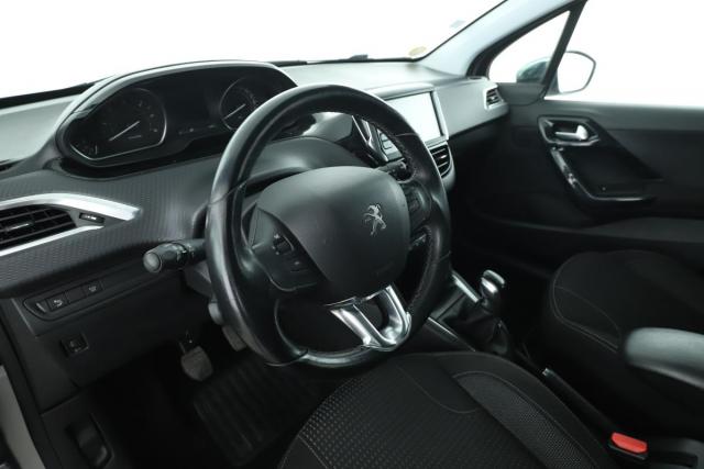 Peugeot 208 image 8