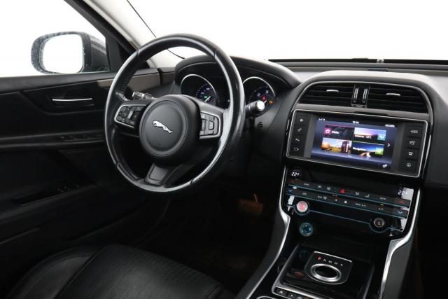 Jaguar Xe image 6