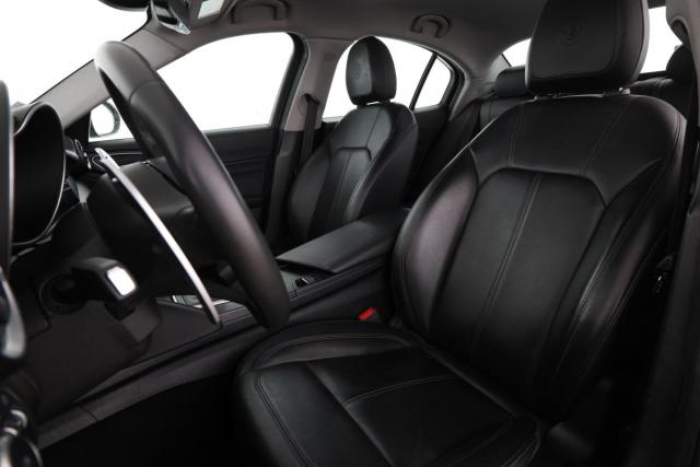 Alfa Romeo Giulia image 2
