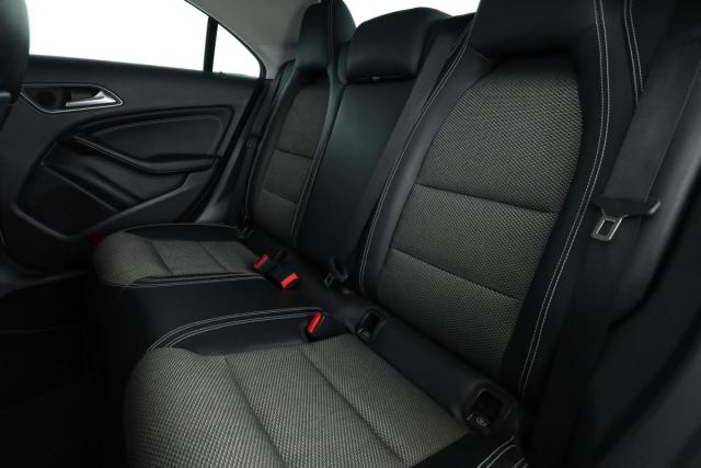 Mercedes Benz Cla image 8