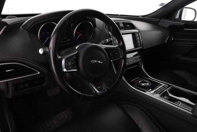 Jaguar Xe image 3