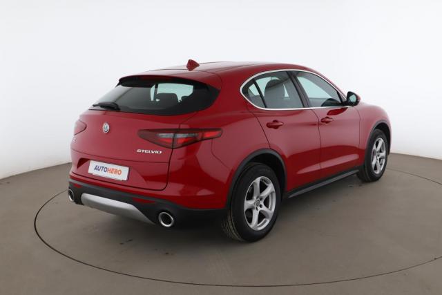 Alfa Romeo Stelvio image 9