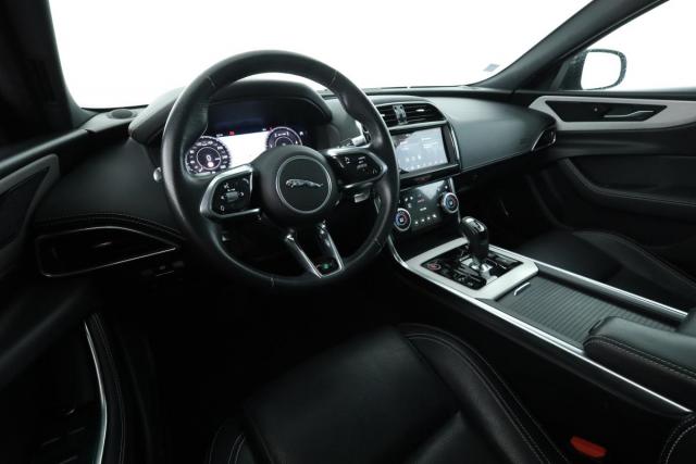 Jaguar Xe image 3