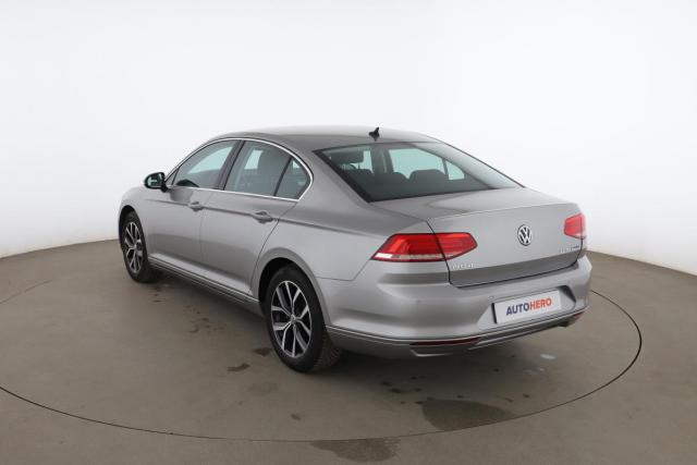 Volkswagen Passat image 8