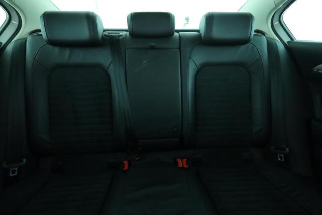 Volkswagen Passat image 9