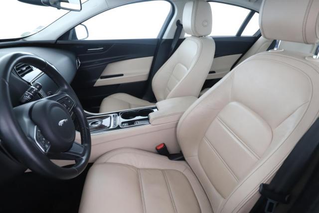 Jaguar Xe image 2