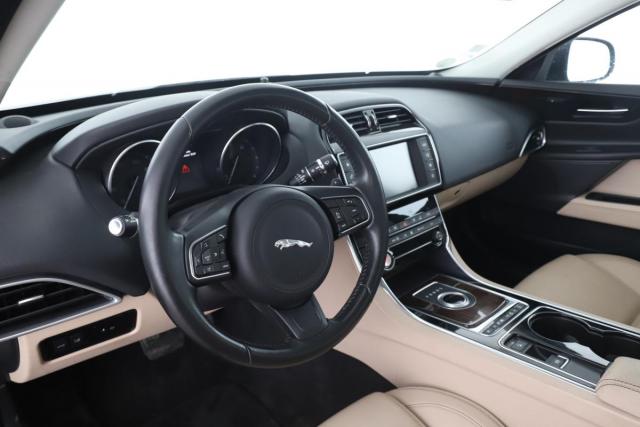 Jaguar Xe image 4
