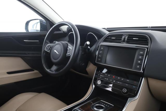 Jaguar Xe image 9