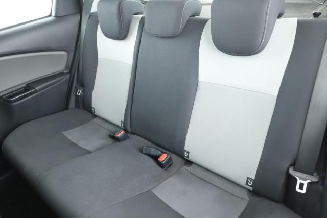 Toyota Yaris image 2