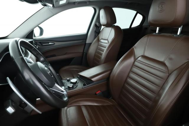 Alfa Romeo Stelvio image 5