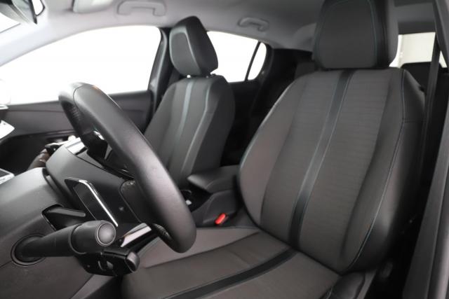Peugeot 208 image 6