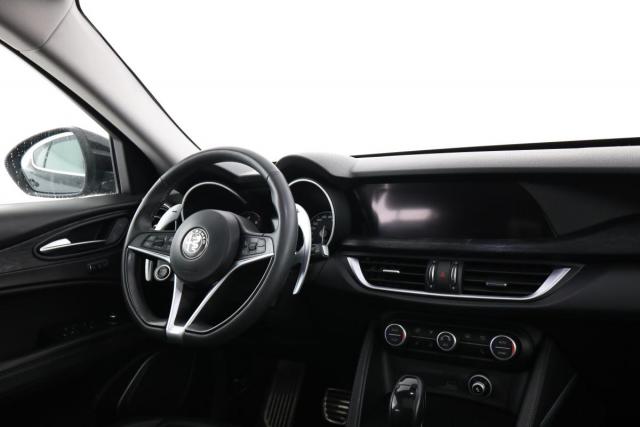 Alfa Romeo Stelvio image 2