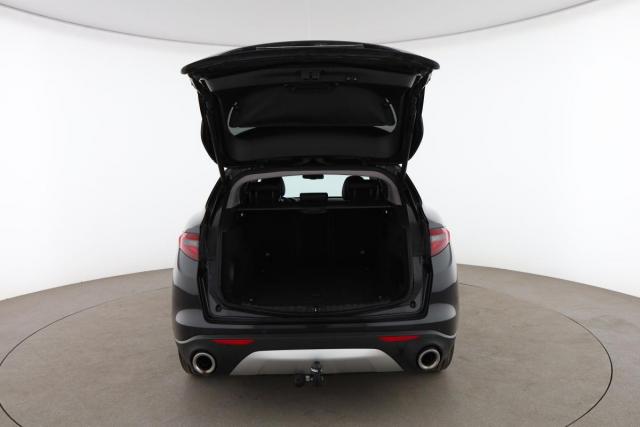 Alfa Romeo Stelvio image 4