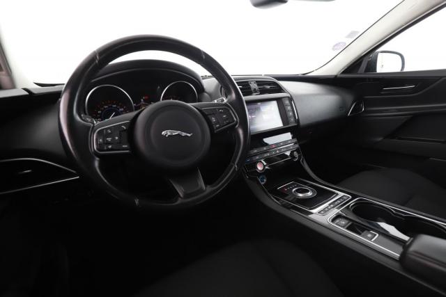Jaguar Xe image 8