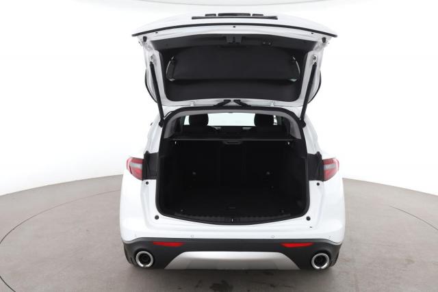 Alfa Romeo Stelvio image 5
