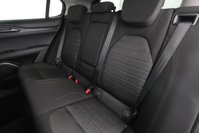 Alfa Romeo Stelvio image 8