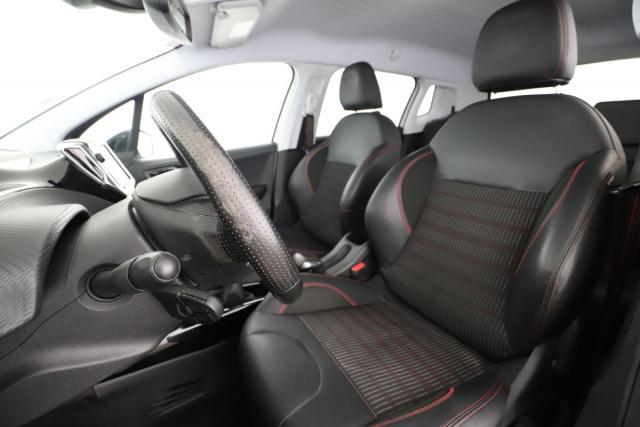 Peugeot 2008 image 8
