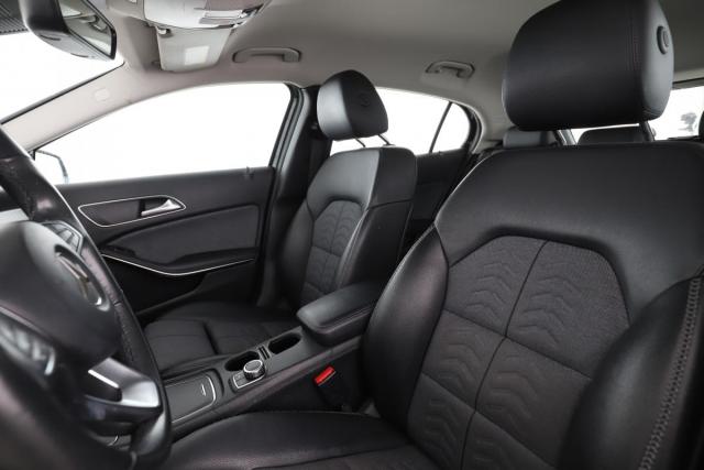 Mercedes Benz Gla image 9