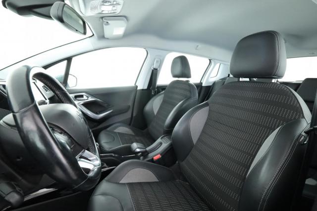 Peugeot 2008 image 2