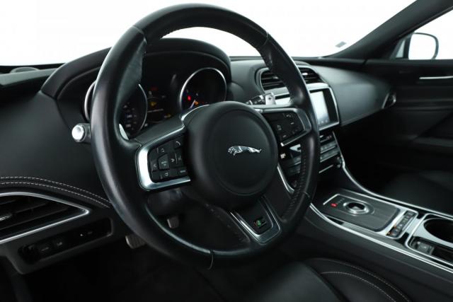 Jaguar Xe image 7