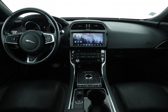 Jaguar Xe image 3