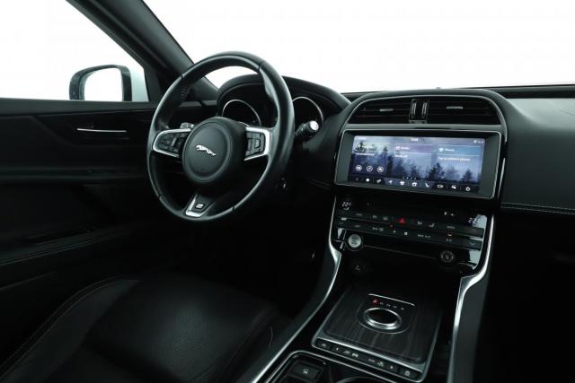 Jaguar Xe image 5