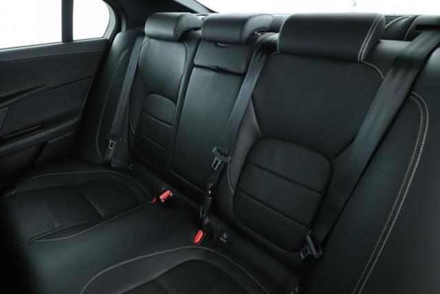 Jaguar Xe image 8