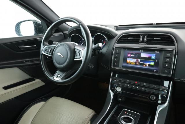 Jaguar Xe image 8