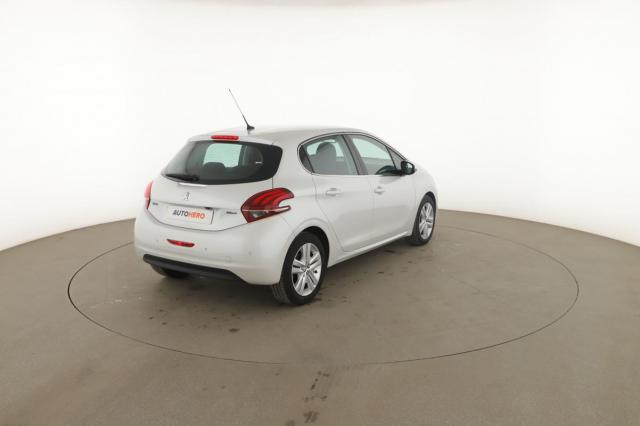 Peugeot 208 image 8